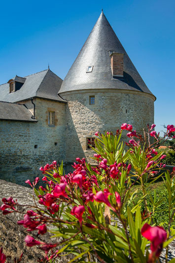 Gite de groupe Tour de Guet Château de Charbogne