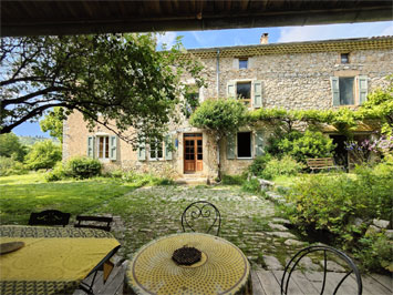 Gite de groupe Gîte Ferme distillerie Solaure