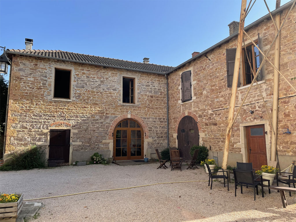 gite du château du breuil gite de groupe rhône 25 couchages